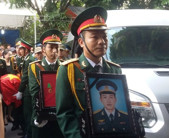 Quê nhà thắt lòng đón phi công Nguyễn Văn Tùng trở về - 2 16h chiều nay (22/10), hài cốt và di ảnh của phi công Nguyễn Văn Tùng được đưa về đến Thanh Hóa