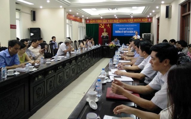 Yêu cầu làm rõ vụ Hiệu phó lờ lệnh, tuyển dụng đặc cách con cháu lãnh đạo - 1
Trong buổi họp báo, tỉnh Thanh Hóa yêu cầu làm rõ việc tuyển 3 cán bộ khi đã có lệnh dừng tuyển thêm nhân sự tại trường trung cấp nghề kỹ nghệ