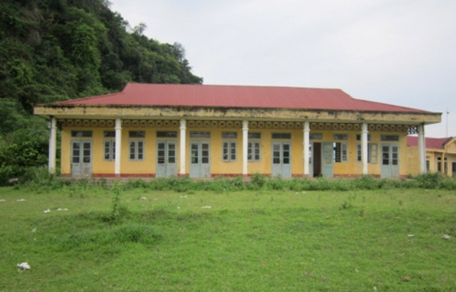 Nghịch lý câu chuyện trường lớp ở vùng cao xứ Thanh - 3 Trong khi hàng trăm học sinh ở các bản làng xa xôi khát khao có ngôi trường khang trang để học thì tại một số nơi như huyện Như Xuân có hàng loạt ngôi trường xây theo dự án 135, chương trình 159 lại bỏ hoang