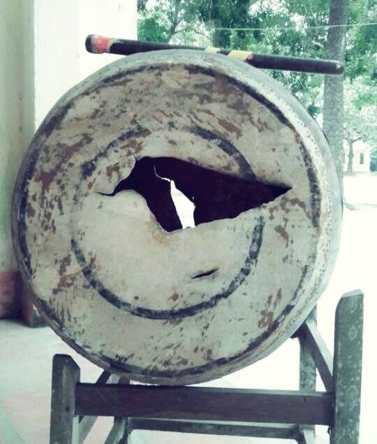 Hiệu trưởng giữ quỹ phụ huynh để chi quà cáp cho thầy cô? - 4 Chiếc trống trường rách nát chỉ được thay khi phụ huynh quyết định đứng ra mua