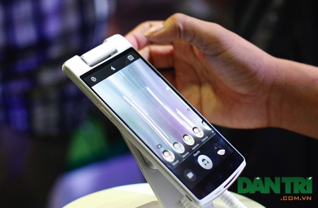 Cận cảnh điện thoại Oppo N3 vừa ra mắt - 2 Tuy nhiên, điểm nhấn
chính của máy vẫn là chiếc camera xoay,