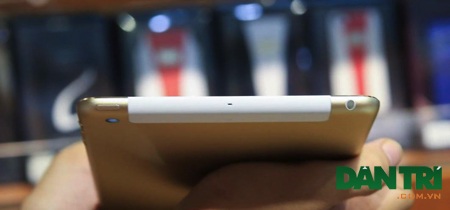 Trên tay iPad Mini 3 xách tay đầu tiên tại Việt Nam - 10 Trên tay PV Dân trí là phiên bản 4G nên có thêm khay cắm thẻ SIM