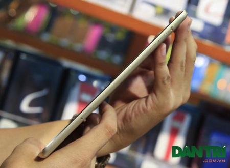 Trên tay iPad Mini 3 xách tay đầu tiên tại Việt Nam - 12 Cạnh phải là khe cắm thẻ SIM, phím âm lượng và nút gạt chuyển chế độ