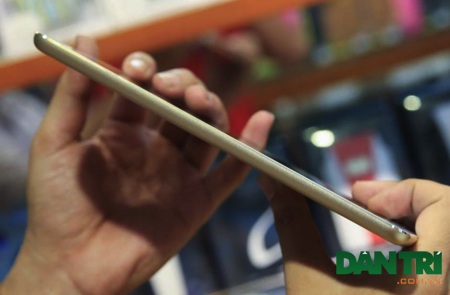 Trên tay iPad Mini 3 xách tay đầu tiên tại Việt Nam - 13 Cạnh trái trơn.