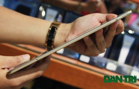 Đập hộp iPad Air 2 xách tay tại Việt Nam - 8 Trong khi cạnh phải là nơi đặt thẻ SIM, phím âm lượng và gạt chuyển chế độ