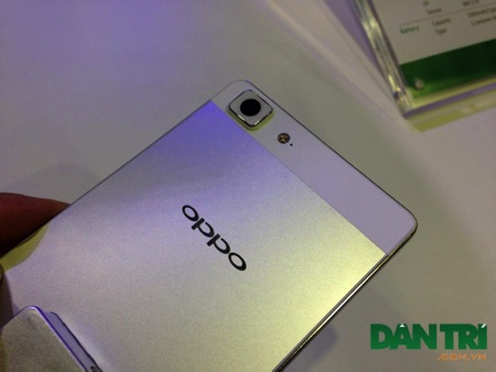 Oppo R5 có camera sau 13 MP, trợ sáng bằng đèn Flash LED