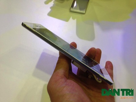 Cận cảnh Oppo R5 - smartphone mỏng nhất hiện nay - 7 Cạnh trái của máy