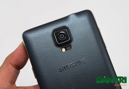 Mặt sau với lớp vân giả da đi kèm camera chính 16 MP và cảm biến đo nhịp tim