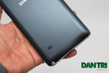 Phía dưới là loa ngoài