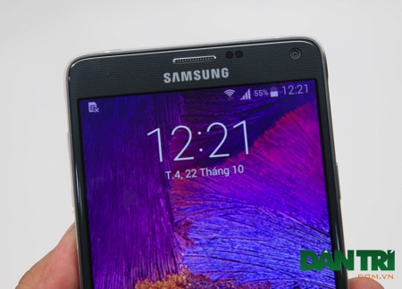 Ở mặt trước là chiếc camera phụ 3,7 MP