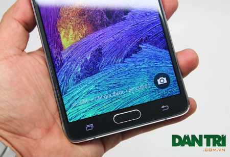 Ba phím bấm điều hướng tương tự như các sản phẩm trước đó. Điểm khác biệt là có cảm biến vân tay