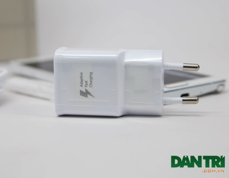 Đáng chú ý là cục sạc mới, giúp cho máy có thể sạc pin nhanh trong 30 phút đạt 50% dung lượng