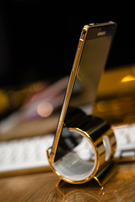 Cận cảnh Samsung Galaxy Note 4 mạ vàng 24K tại Việt Nam