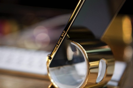 Cạnh trái của máy được khắc thông tin mạ vàng 24K