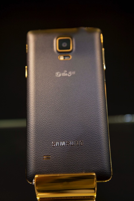 Các chi tiết đều được mạ vàng ngoại trừ nắp lưng