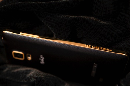 Cận cảnh cạnh trái của máy