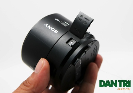 Đập hộp máy ảnh di động Sony QX30 chính hãng tại Việt Nam - 6 Nắp đậy cổng sạc và khe cắm thẻ nhớ