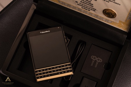 Ngắm Blackberry Passport đúc vàng nguyên khối tại Việt Nam - 2 Hộp đựng sản phẩm đi kèm phụ kiện và giấy chứng nhận