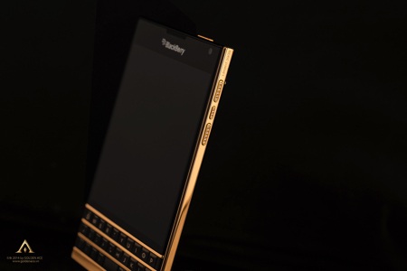 Ngắm Blackberry Passport đúc vàng nguyên khối tại Việt Nam - 6 Với 39 phiên bản duy nhất và được khắc bên cạnh phải của máy