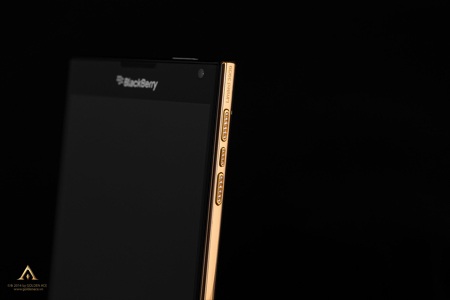 Ngắm Blackberry Passport đúc vàng nguyên khối tại Việt Nam - 7 24
viên kim cương tự nhiên (0,36 carat) được đính thủ công lên bộ 4 phím chức năng
của máy