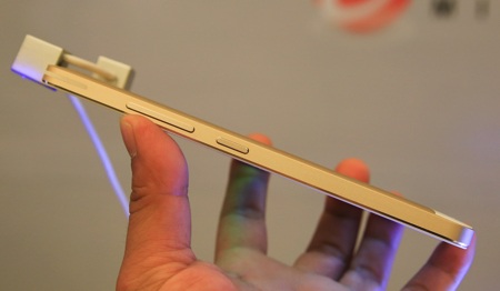 Phablet đầu tiên của thương hiệu Việt Mobiistar chính thức ra mắt - 4 Máy thiết kế nguyên khối nên không thể tháo rời và chỉ có khe cắm thẻ SIM