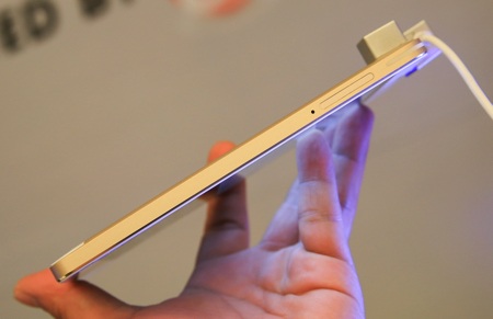 Phablet đầu tiên của thương hiệu Việt Mobiistar chính thức ra mắt - 2 Máy thiết kế nguyên khối nên không thể tháo rời và chỉ có khe cắm thẻ SIM