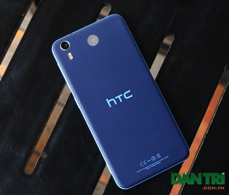 Đánh giá HTC Desire Eye chụp ảnh "selfie" chất lượng - 3 Toàn bộ mặt sau của máy