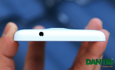 Đập hộp Microsoft Lumia 535 chính hãng tại Việt Nam - 6 Cạnh trên là ngõ ra âm thanh