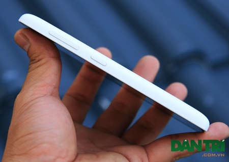 Đập hộp Microsoft Lumia 535 chính hãng tại Việt Nam - 8 Cạnh phải là phím nguồn và âm lượng, không có phím bấm camera
