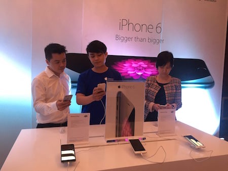 Apple kín tiếng về kế hoạch tấn công thị trường Việt Nam - 8 Tại đây cũng được trưng bày quầy trải nghiệm để khách tham quan có thể thử nghiệm