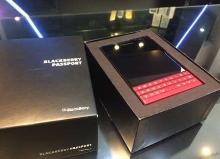 Đập hộp Blackberry Passport màu đỏ đầu tiên tại Việt Nam - 2 Mở hộp Blackberry Passport màu đỏ tại Việt Nam