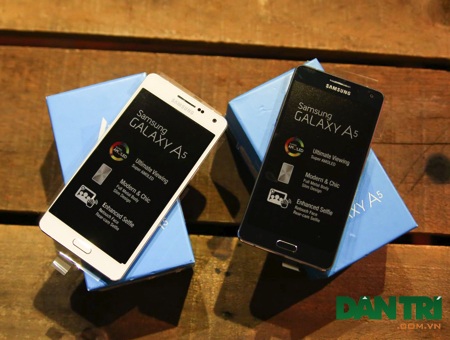Đập hộp Galaxy A5 vỏ kim loại nguyên khối đầu tiên của Samsung - 3 Đây là phiên bản màu trắng và đen - chính thức bán từ ngày mai 24/12