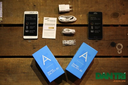 Đập hộp Galaxy A5 vỏ kim loại nguyên khối đầu tiên của Samsung - 4 Toàn bộ phụ kiện đi kèm máy