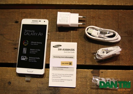 Đập hộp Galaxy A5 vỏ kim loại nguyên khối đầu tiên của Samsung - 5 Gồm cóc sạc, microUSB và tai nghe