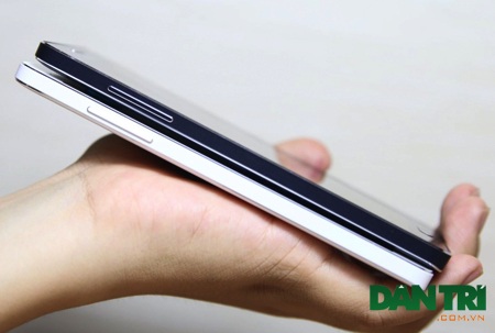 Galaxy A5 gây chú ý khi là thiết bị đầu tiên của Samsung được chế tạo nắp lưng nhôm nguyên khối