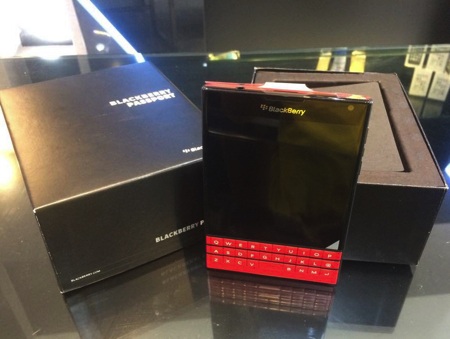 Đập hộp Blackberry Passport màu đỏ đầu tiên tại Việt Nam - 3 Hộp đựng sản phẩm Blackberry Passport màu đỏ không khác biệt so với phiên bản đen trước đó
