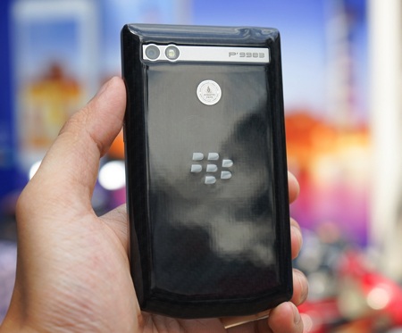 Tại mặt sau, máy sử dụng công nghệ đan thủy tinh