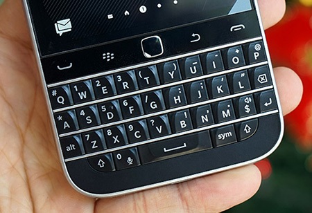 Và cụm phím bấm Qwerty có tích hợp trackpad.