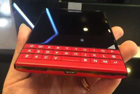 Đập hộp Blackberry Passport màu đỏ đầu tiên tại Việt Nam - 8 Đi cùng là cụm phím màu đỏ khá độc đáo