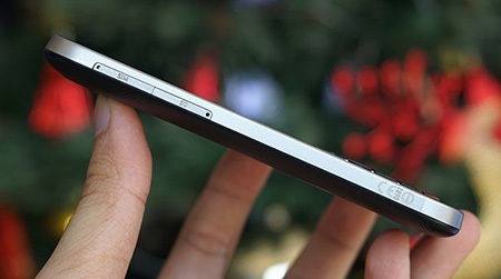 Cạnh trái là khe thẻ SIM và thẻ nhớ microSD