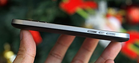 Cạnh phải của máy là phím âm lượng và phím chức năng