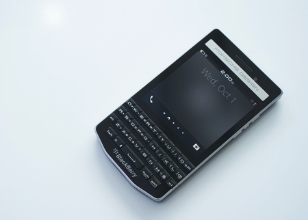 Toàn bộ mặt trước của Porsche Design 9983 