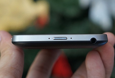 Cạnh trên là nút nguồn