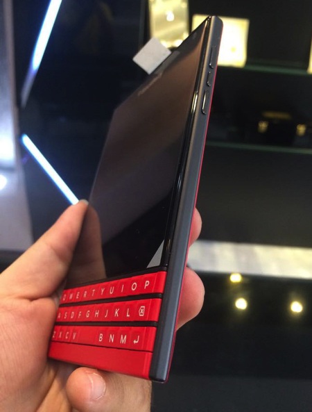 Đập hộp Blackberry Passport màu đỏ đầu tiên tại Việt Nam - 10 Mọi vị trí phím bấm đều tương đồng với phiên bản cũ trước đó