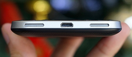 Cạnh dưới là loa và cổng sạc