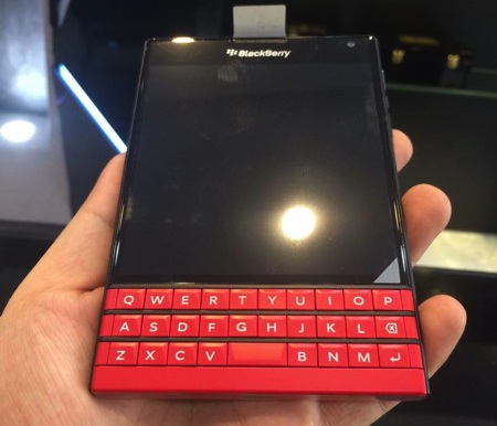 Đập hộp Blackberry Passport màu đỏ đầu tiên tại Việt Nam - 12 Đây thực sự là một sản phẩm đẹp, phù hợp cho mùa giáng sinh năm nay.