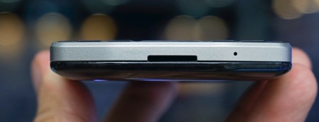 Canh dưới là microphone 