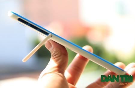 Trên tay HTC Desire 820S tại Việt Nam - 4 Cạnh trái của máy là nơi đặt của khe thẻ SIM và thẻ nhớ. Máy không thể tháo rời lớp vỏ