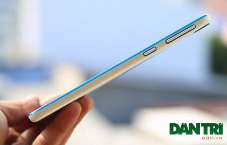 Trên tay HTC Desire 820S tại Việt Nam - 5 Cạnh phải là nơi đặt phím nguồn và phím âm lượng