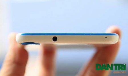 Trên tay HTC Desire 820S tại Việt Nam - 6 Cạnh trên là ngõ ra âm thanh và microphone